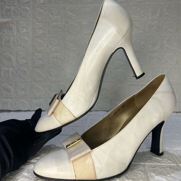 YVES SAINTโLAURENT VINTAGE WHITE HEELS - Picture 6 of 13